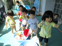 水遊びの様子の写真