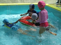 プール遊びの様子の写真