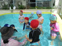 プール遊びの様子の写真