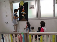 0歳児がパネルシアターをみている写真です。