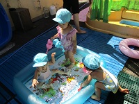 1歳児が水遊びをしているところです。