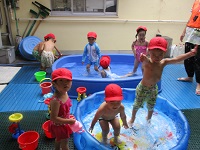 2歳児が水遊びをしているところです。