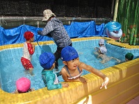 3歳児がプールあそびをしているところです。