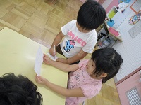 5歳児がレストランごっこで注文をしている写真です。