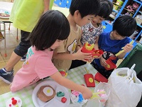 5歳児がレストランごっこをしている写真です。