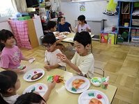 5歳児がレストランごっこで注文したメニューを待っている写真です。。