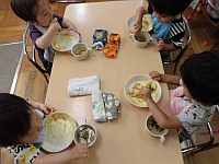 写真:カレーを食べる1歳児の様子