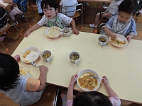 写真:カレーを食べる2歳児の様子写真