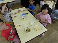 写真:カレーを食べる3歳児の様子