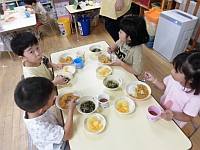 写真:カレーを食べる4歳児の様子
