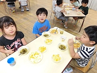 写真:カレーを食べる5歳児の様子
