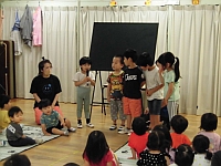 写真:誕生児へのインタビューの様子