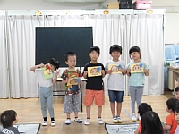 写真:誕生カードのプレゼントをもらった様子