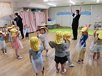 写真:幼児クラスの盆踊りの様子