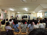 写真:パネルシアターをみている様子