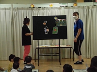 写真:パネルシアターを演じている職員の様子