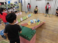 写真:ボーリングを楽しむ様子