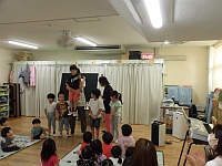 写真:誕生児へお祝いのうたの様子