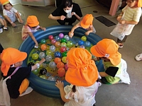 写真:ヨーヨー釣りの様子