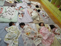 お昼寝をしている子どもの写真