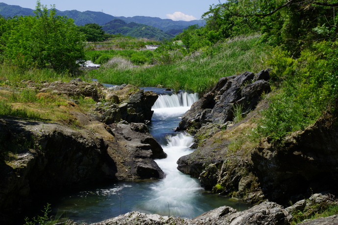 写真:『巨岩砕く』