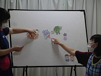 写真:パネルシアターを演じている職員の様子