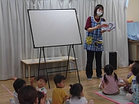 写真:先生の出し物の様子