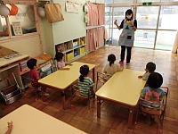 写真:先生の出し物の様子