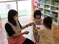 写真:誕生児がカードをもらったところ