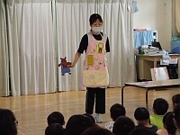 写真:先生の出し物の様子