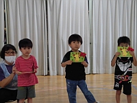 写真:誕生児がカードをもらったところ