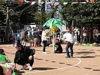 写真:2歳児親子で競技をする様子