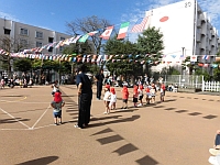 写真:2歳児の開会式体操の様子