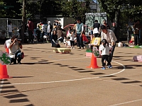 写真:3歳児親子競技の様子