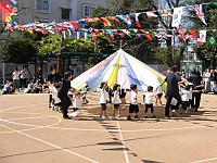 写真:4歳児のパラバルーンの様子