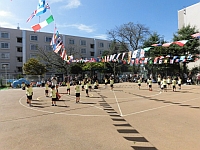 写真:5歳児のリズム縄跳びの様子