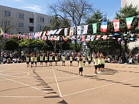 写真:リズム縄跳びの最後のポーズ