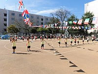 写真:踊りの隊形移動の様子