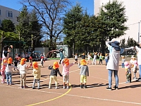 写真:バナナ体操をする3歳児の様子