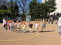 写真:バナナ体操を楽しんでいる3歳児