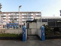 写真:年長児が作った入場門