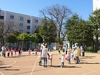 写真:ポンポンダンスを踊る乳児クラスの様子