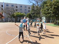 写真:ダンス玉入れを楽しむ5歳児の様子