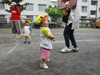 0歳児が体操をしている写真です。