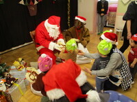 1歳児がプレゼントを受け取っている様子の写真