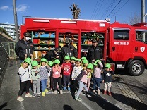 消防車の前で記念撮影2