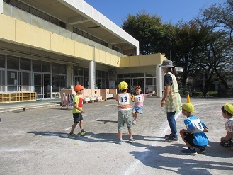 交流会リレーの様子の写真