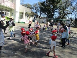 運動会ごっこ（乳児クラス）様子の写真