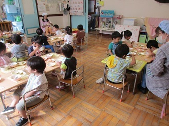 2歳児会食様子の写真