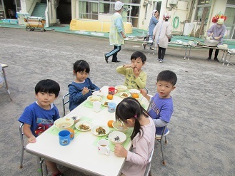 3歳児会食様子の写真